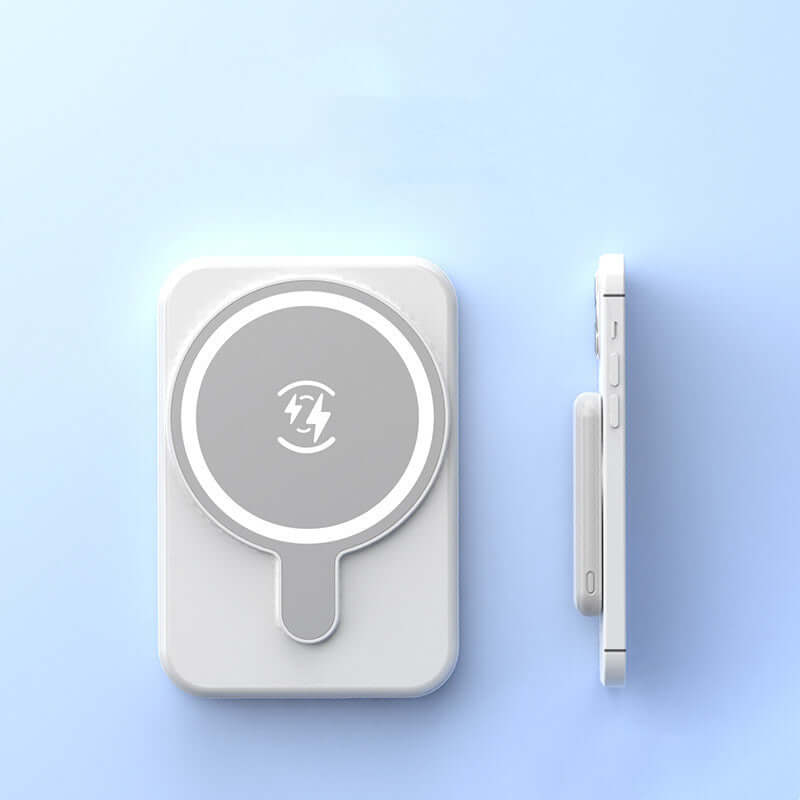 Mini Magnetic Power Bank 5000mAh Wireless in white next to a smartphone on a light blue background